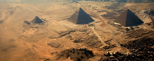 ピラミッド上空からの画